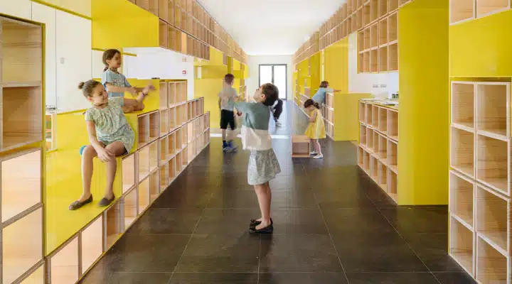 01_RICA_EFF_madrid-001 A group of people standing in a room