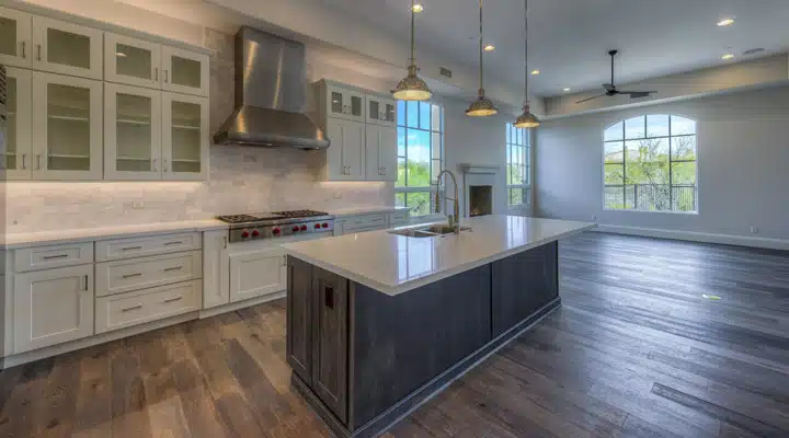 020_Kitchen-and-Family-Room-_2_ Una cocina moderna con electrodomésticos de acero inoxidable y armarios de madera