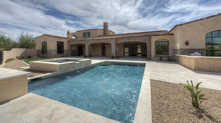 048_Pool-and-Back-Elevation Una piscina junto a un edificio