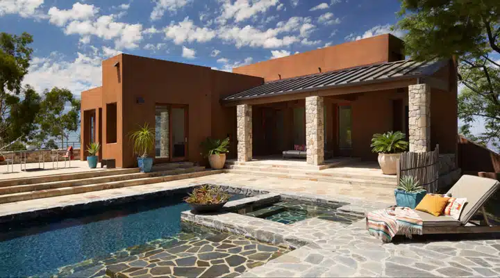 05_latigo_0113 A building with a pool table