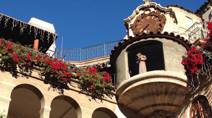 11238434796_70e3ef4ada_k-720x400 A large clock tower in front of a building