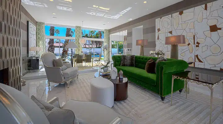 1206072-1820 Un salón lleno de muebles y un gran ventanal