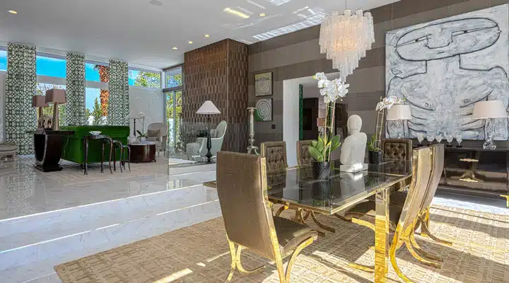 1206074-1924 Un salón lleno de muebles y una chimenea