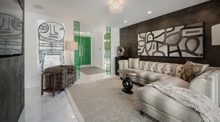 1206077-2333 Un salón lleno de muebles y una chimenea