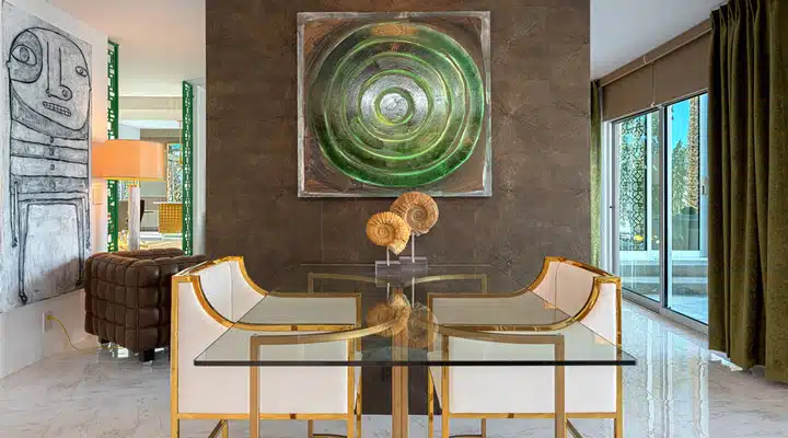 1206081-2639 Un salón lleno de muebles y un gran ventanal