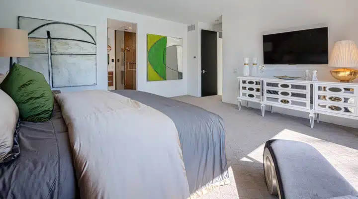 1206092-3512 Un dormitorio con una cama grande en una habitación