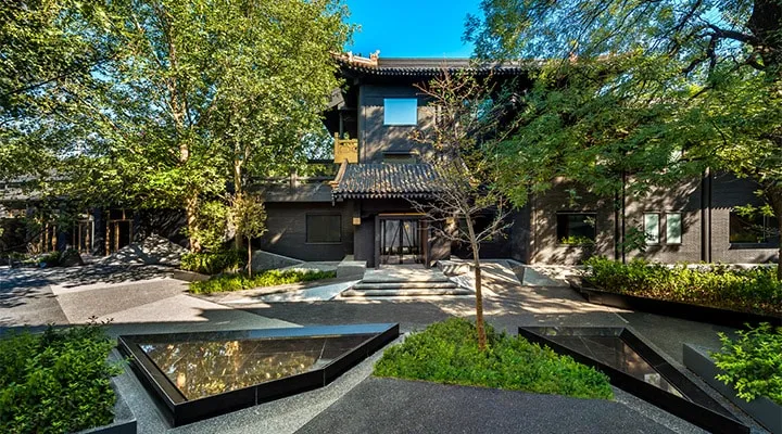 12_VUE_OUTDOOR__266B_-720x400 A wooden statue in a garden