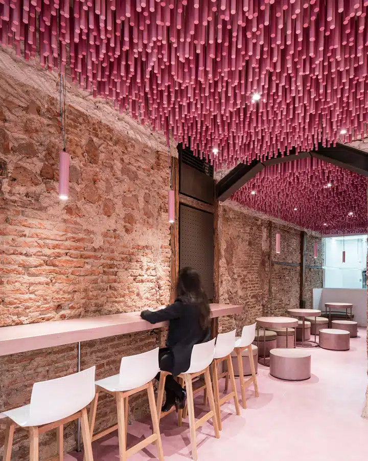 151217_fast_alcala_003 A person sitting at a table in front of a building