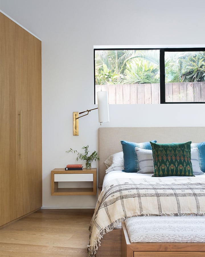 A bedroom with a bed and desk in a room