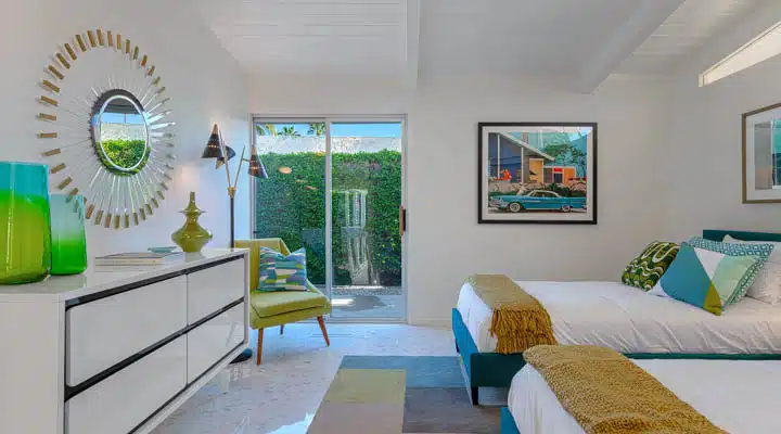 17-720x400 A bedroom with a bed in a room