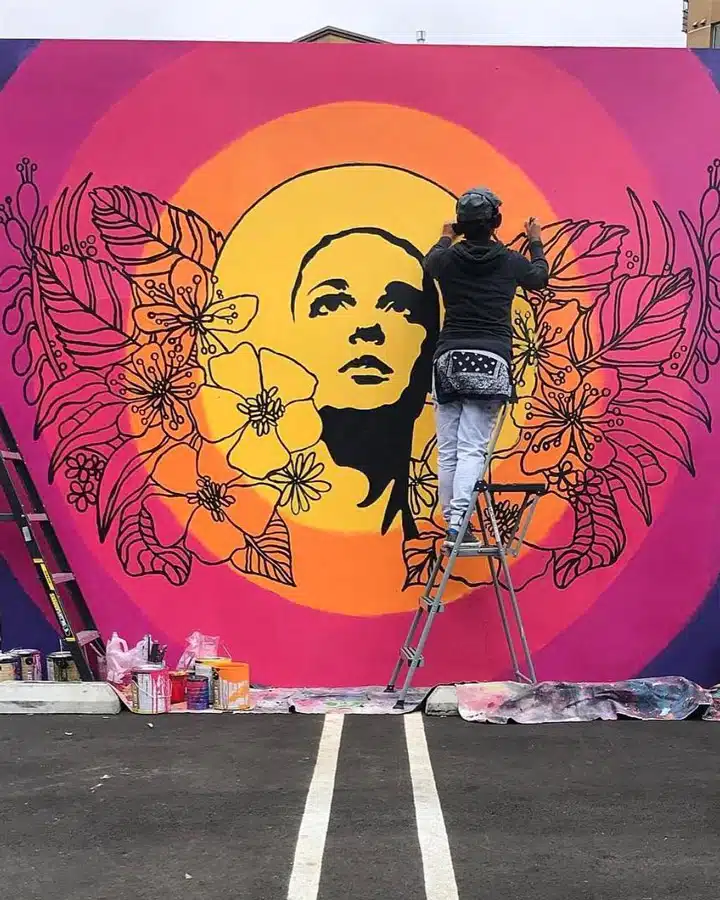 18298970_455956258090808_3245790597579014144_n A man standing next to a graffiti covered wall