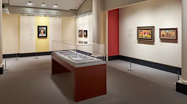 19FridaKahloRobertBenson Un televisor de pantalla plana en una habitación