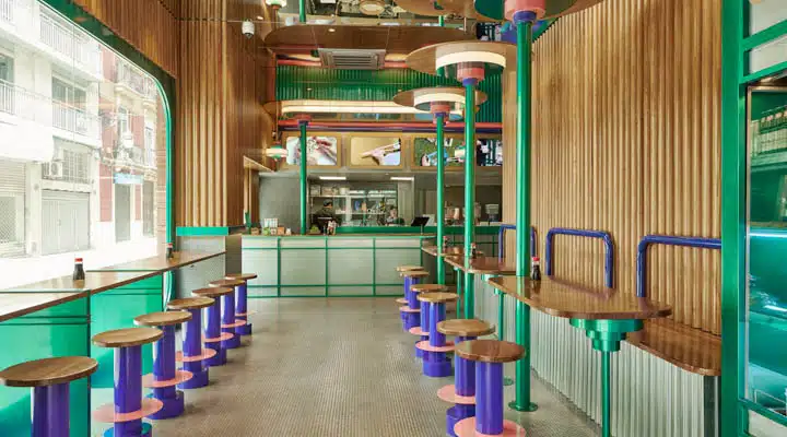 1Kento_San_Vicente_100_-_Masquespacio_-720x400 Una habitación llena de muebles y un gran ventanal