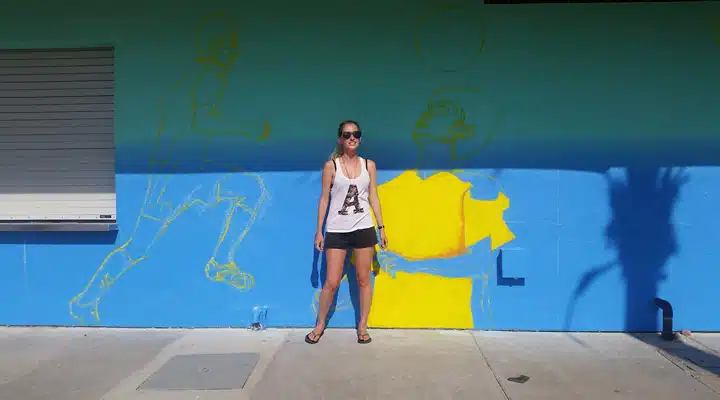 20160823_162238 Una persona de pie en una playa