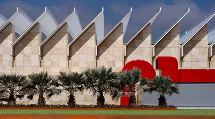 2100521_105_LACMA_Resnick_m8-720x400 A large building