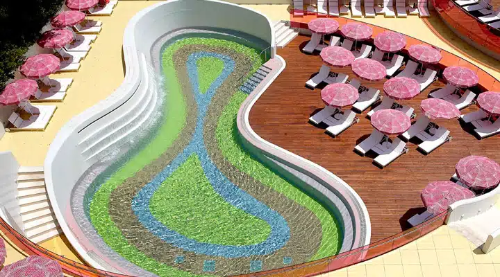 2816_l Un plato de tarta de cumpleaños sobre una mesa