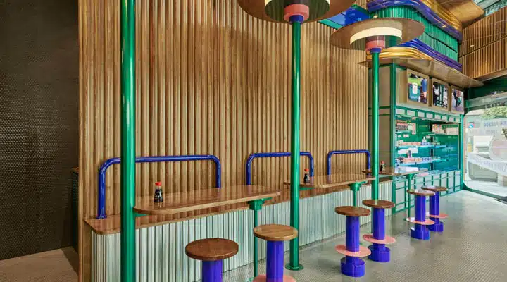 2Kento_San_Vicente_100_-_Masquespacio_-720x400 A table topped with a blue umbrella