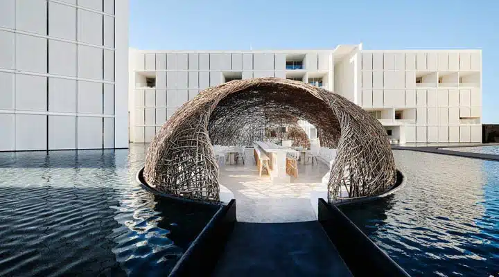 31f59ec3dfef78012ffb6ae94bf4c243-720x400 A large pool of water