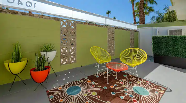 37-720x400 A vase of flowers on a table