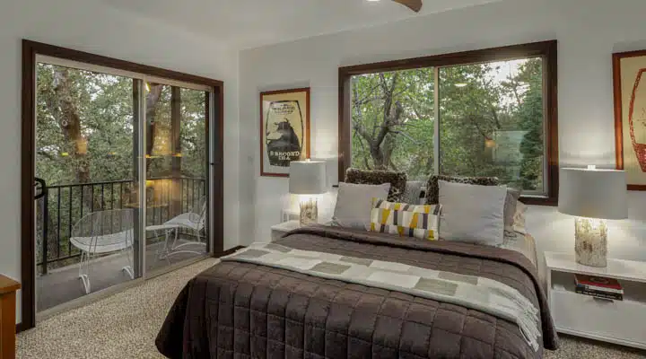 37-print-BLBigRock1020_046-720x400 A bedroom with a large bed in a room