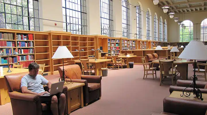 3836154332_fff669acd7_b_720x400 A group of people sitting around a living room