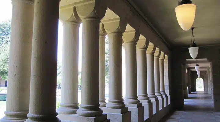 3836154486_04099fd205_b_720x400 A tall glass building