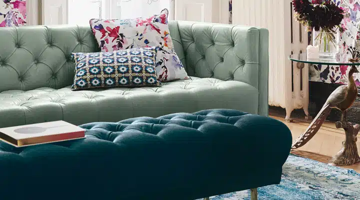 43823152-0000-LI0031-MBRS_b5 A living room with a blue seat sitting in a chair