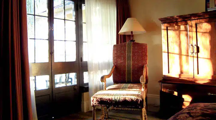 448948402_ee798734ec_o-720x400 A bedroom with a bed and a window