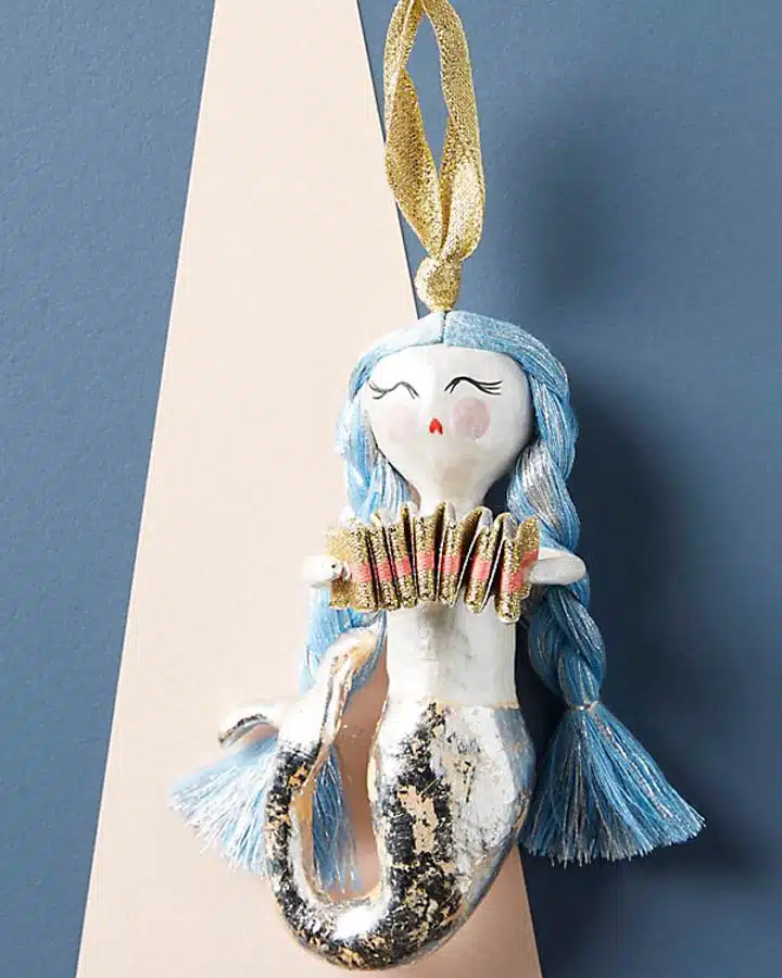 47647284_053_b-720x900 A necklace with a blue background