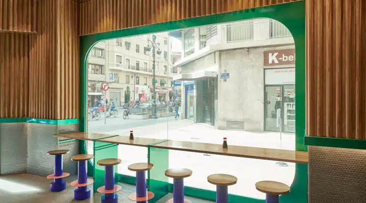 4Kento_San_Vicente_100_-_Masquespacio_-720x400 A green chair in front of a building