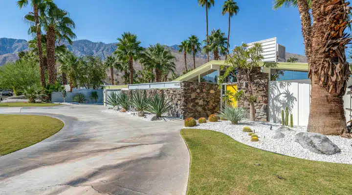 50-720x400 A path in a park