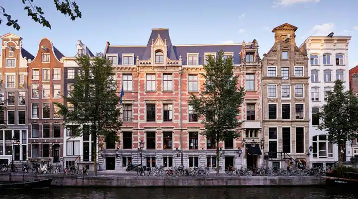 51940896-720x400 A large brick building with many windows