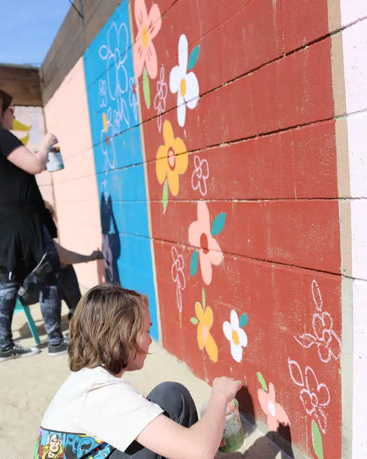 553796576045319971_865A4926-720x900 Un niño frente a un edificio