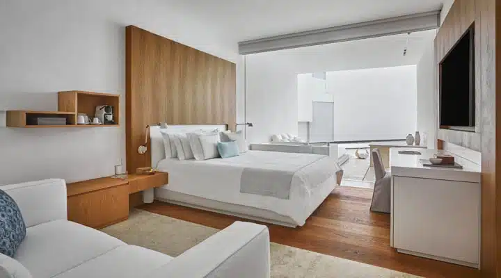 568626d21483519c1afdc338a0553738-720x400 A living room with a bed and a window