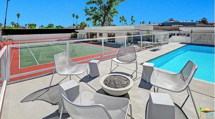 5aa0c14071a60943c852bde5-720x400 A chair sitting in front of a pool table