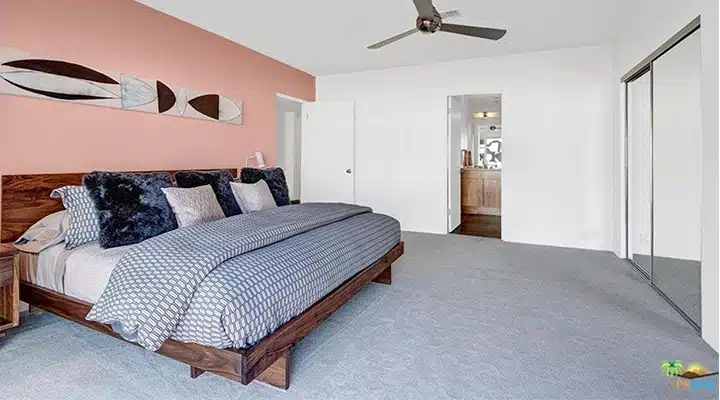 5aa0c1c271a60943c852bec1-720x400 A bedroom with a bed and desk in a room