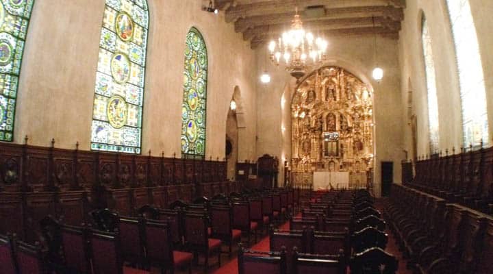 7037699905_afc9667fa2_k-720x400 A large stone statue in front of a building