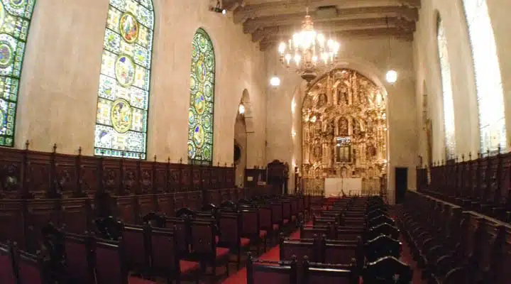 7037699905_afc9667fa2_k-720x400 A large stone statue in front of a building