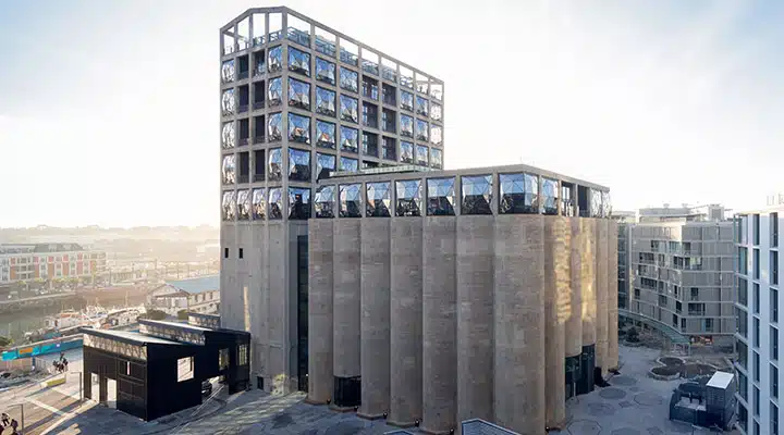 776_3_HR_ZeitzMOCAA_HeatherwickStudio_Credit_Iwan-Baan_View-of-Zeitz-MOCAA-in-Silo-Square-720x400 A tall building in a city