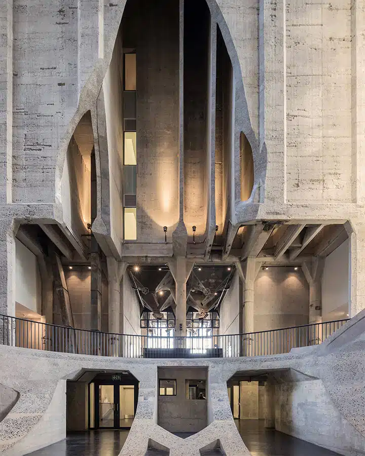 776_6__HR_ZeitzMOCAA_HeatherwickStudio_Credit_Iwan-Baan_Atrium-view-towards-entrance_720x900 A large building