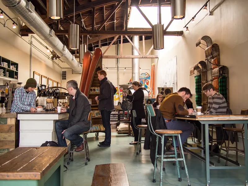 8678537059_f19afcd85a_c Un grupo de personas en una habitación