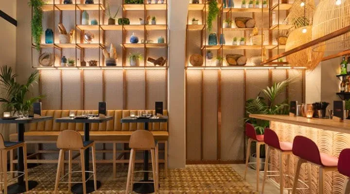 8_DSC5335a_670-720x400 A room filled with furniture and vase on a table