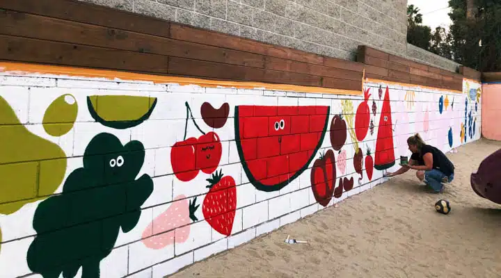 Una persona sube en monopatín por el lateral de un edificio