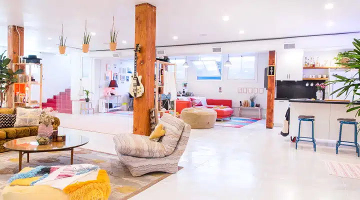 ATRS0029 Un salón lleno de muebles y una chimenea