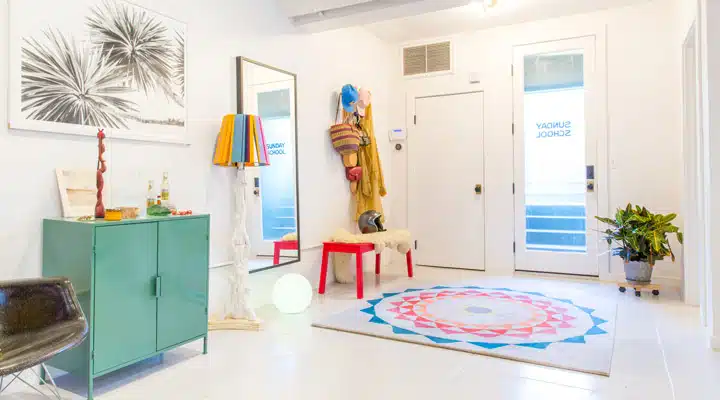 ATRS0037 Un dormitorio con un gran espejo