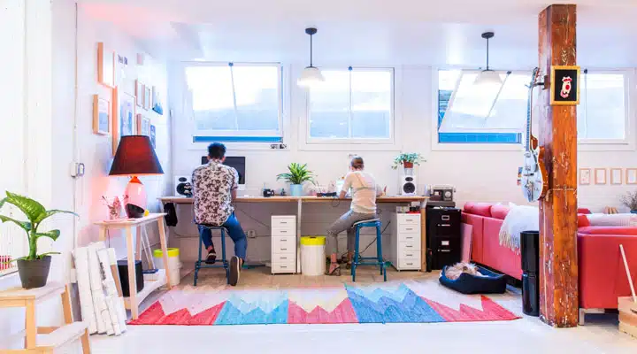 ATRS0068 Un escritorio con un ordenador sobre una mesa