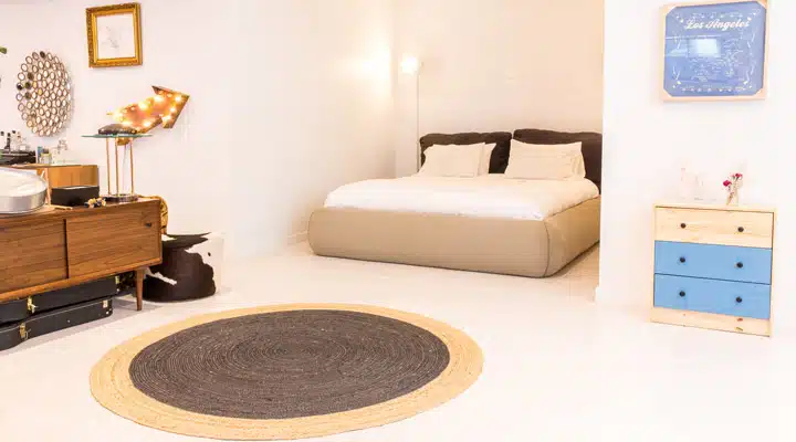 ATRS0094 Un dormitorio con cama y escritorio en una habitación