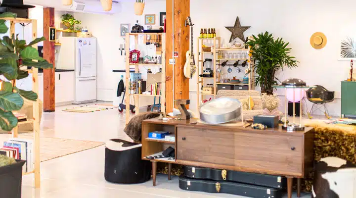 ATRS0349 Una habitación llena de muebles y una mesa