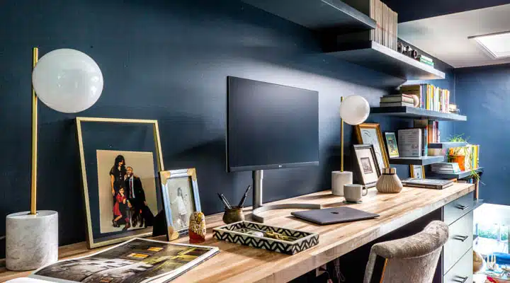 AV-83-HDR-720x400 A desktop computer sitting on top of a table