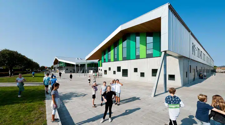 Aabybro_014Photo_CEBRA_Mikkel_Frost A group of people standing in front of a building